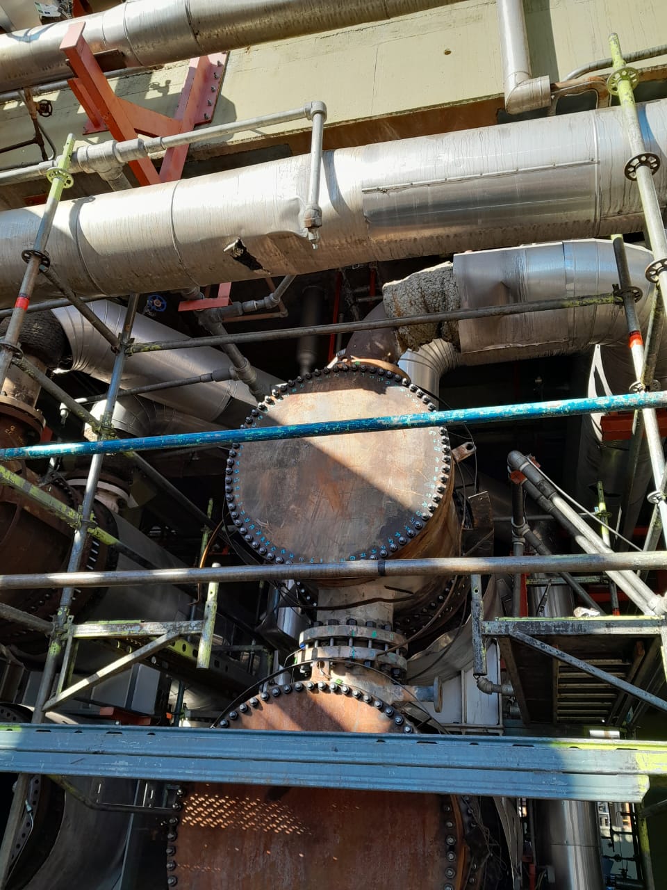 Heat exchanger channel head fitted with a multilayer closure disk inside an operating refinery unit.